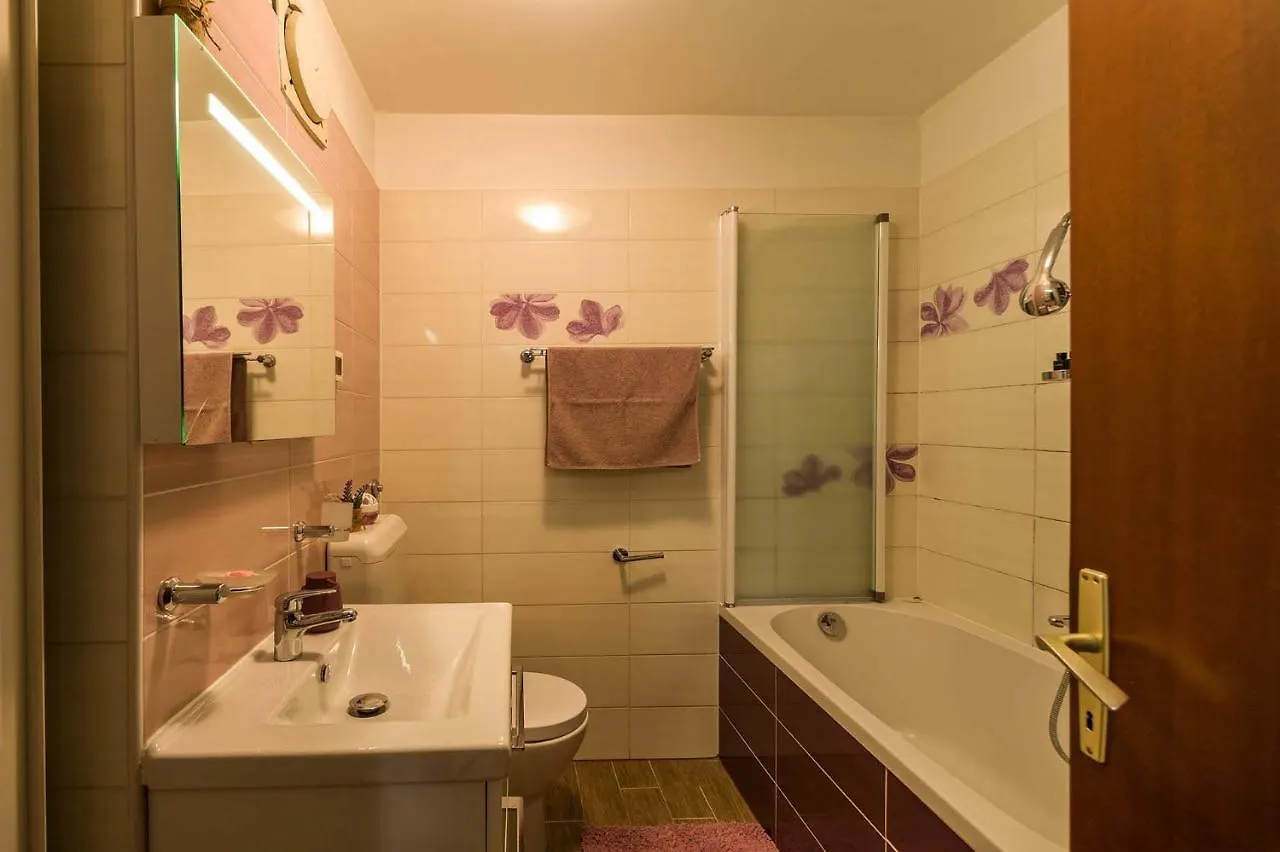 Apartment Many Pula 0*,